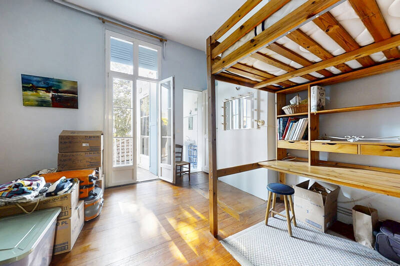 Bel Immeuble Avec Balcon