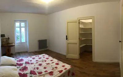 Bourg (33710)