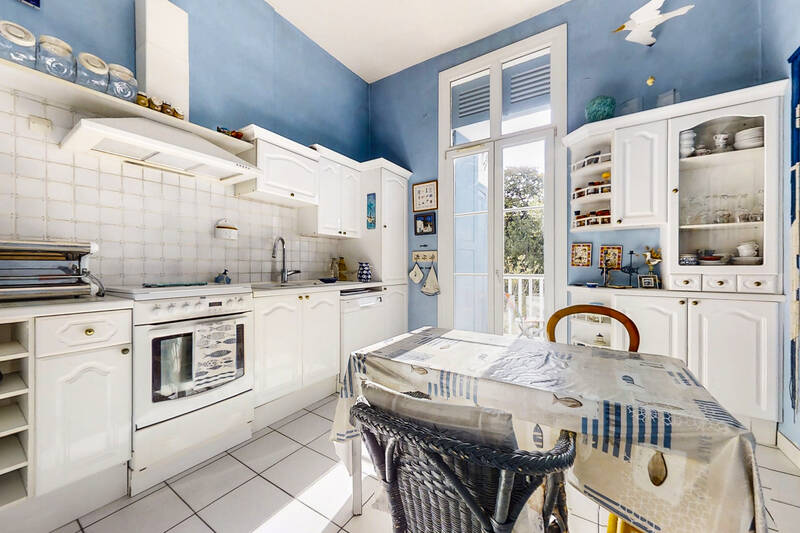 Bel Immeuble Avec Balcon