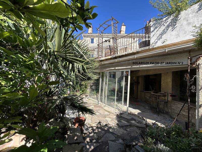 Maison De Maitre Et Ses Annexes Médiévales