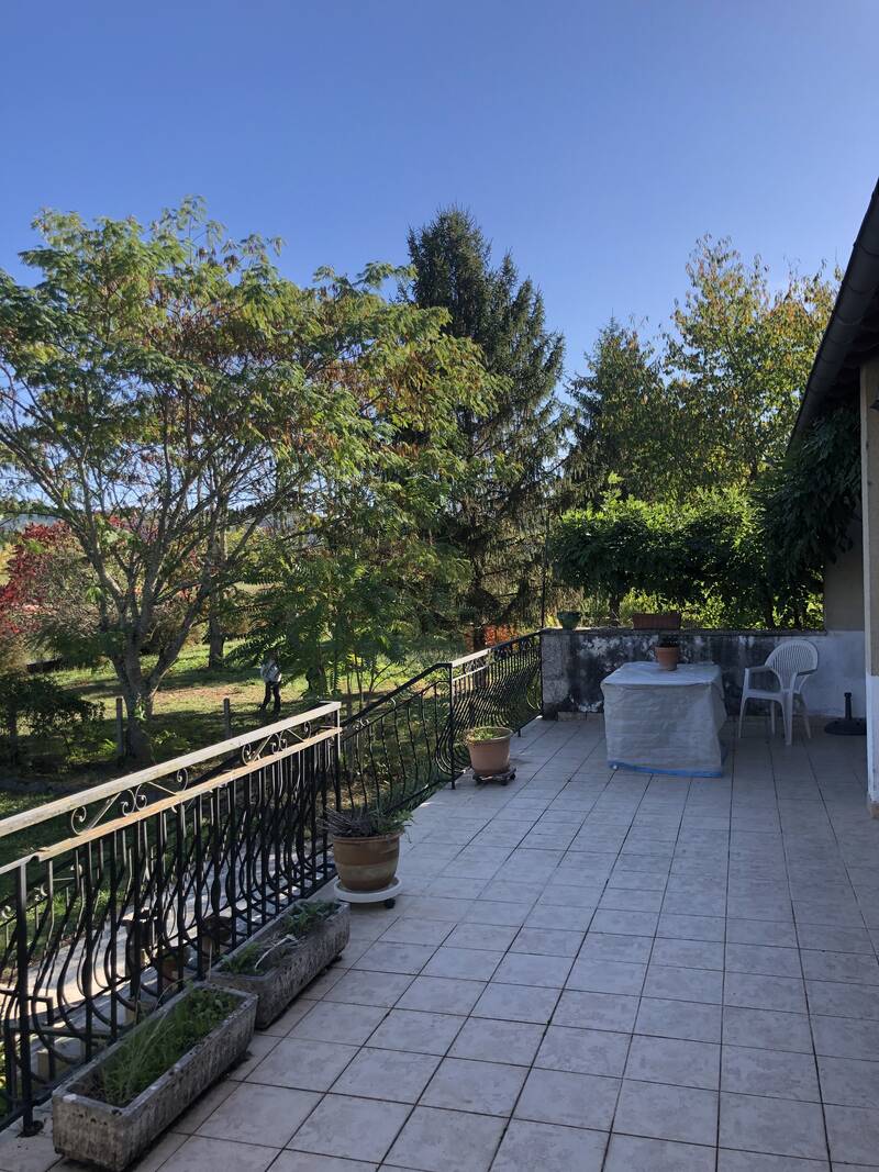 Entre Les Vignes Et Le Bord Du Lot