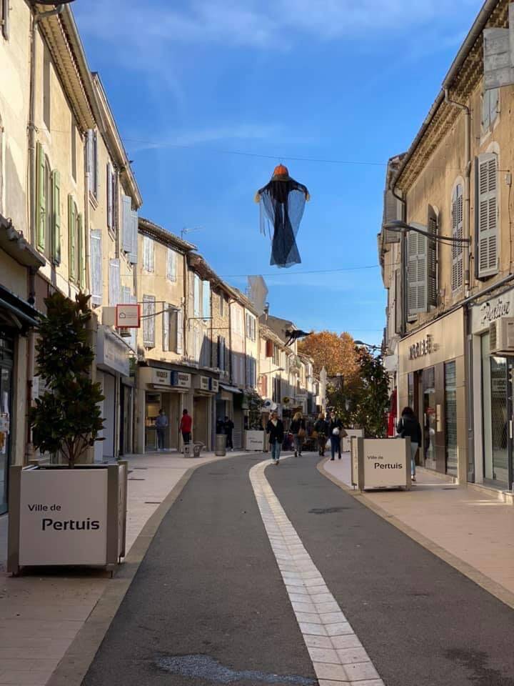 Pertuis (84120)