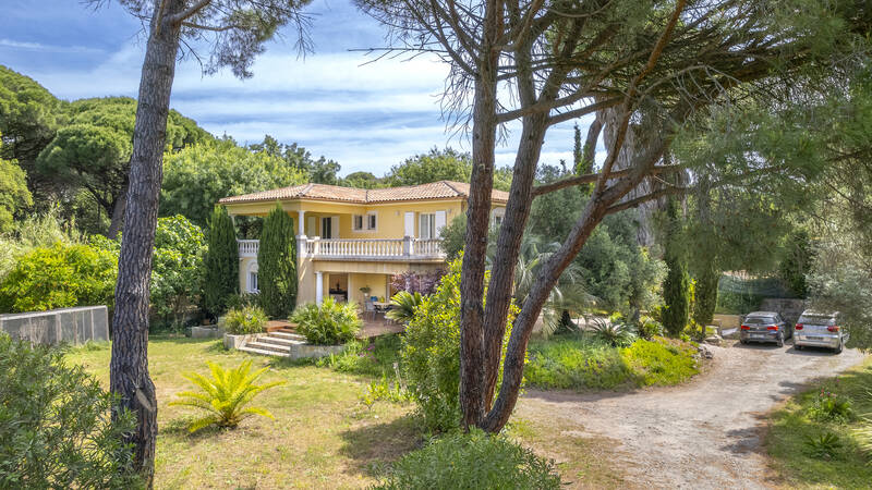 Fréjus (83600)