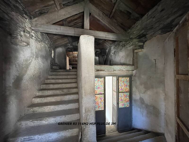 Maison De Maitre Et Ses Annexes Médiévales