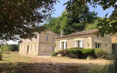 Bourg (33710)