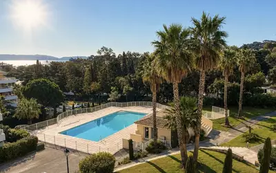 Avec Terrasse, Piscine Et Parking - Cavalaire-Sur-Mer