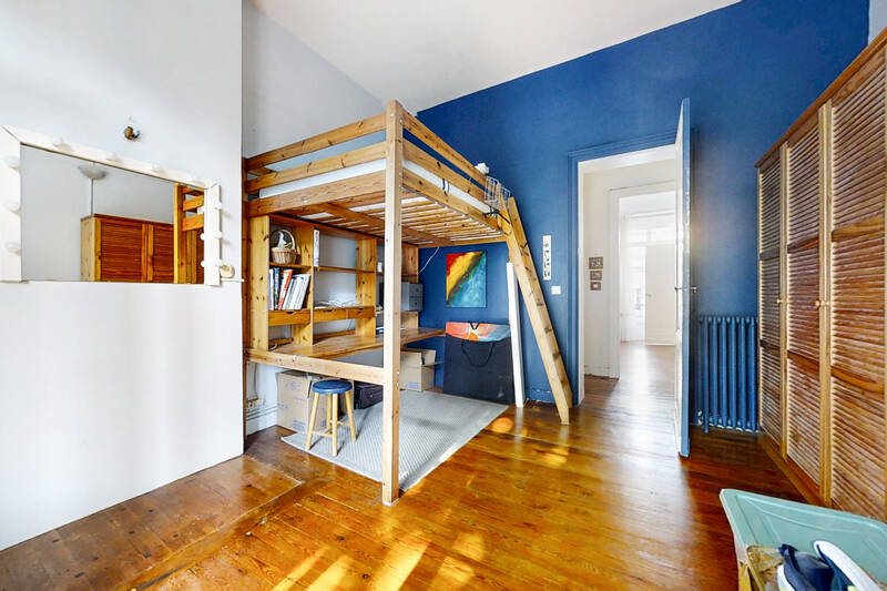 Bel Immeuble Avec Balcon