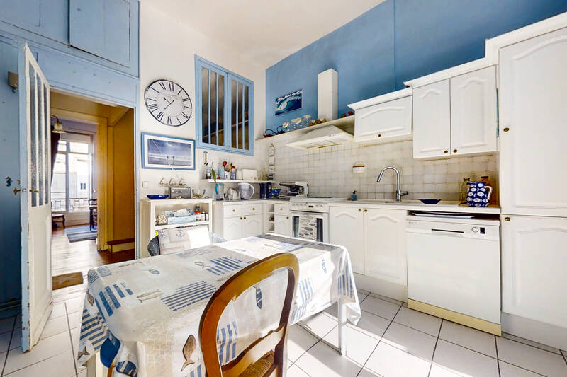Bel Immeuble Avec Balcon