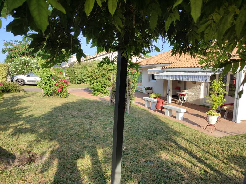 -Très Bien Placé Avec Joli Terrain Arboré Et Piscinable-
