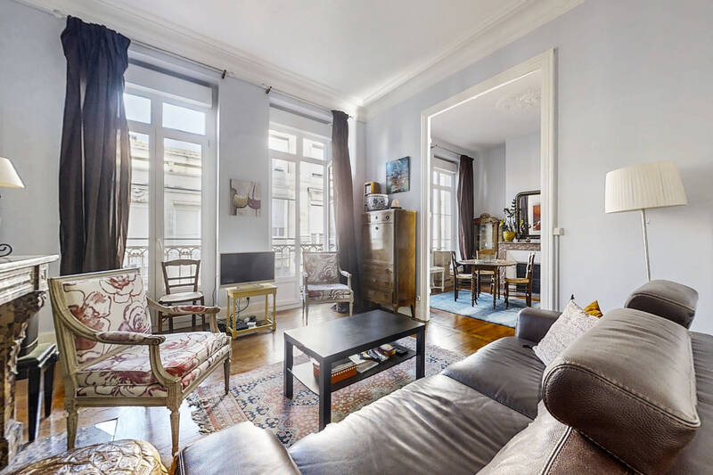Bel Immeuble Avec Balcon