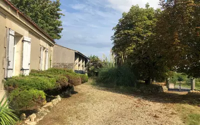 Bourg (33710)