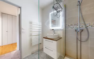 Lumineux Avec Balcon Et  Parking- Pessac-