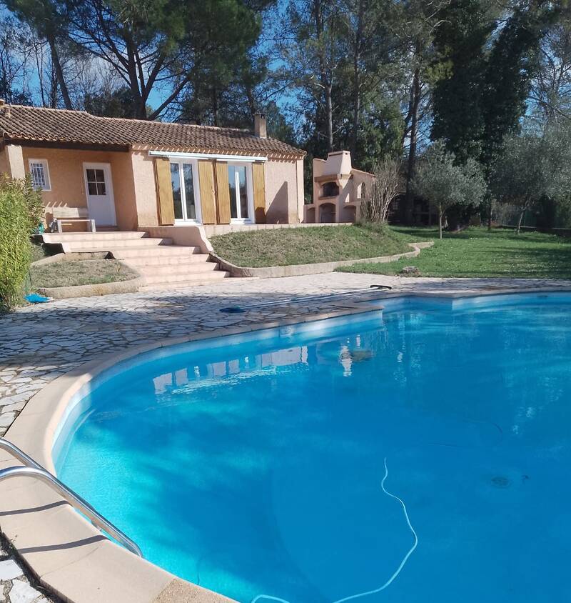 Comprenant 3 Appartements Loués Sainte-Anastasie-Sur-Issole (83136)