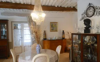 Roussillon (84220)