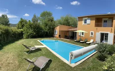 Saint-Saturnin-Lès-Apt- Près Du Village De Gordes-
