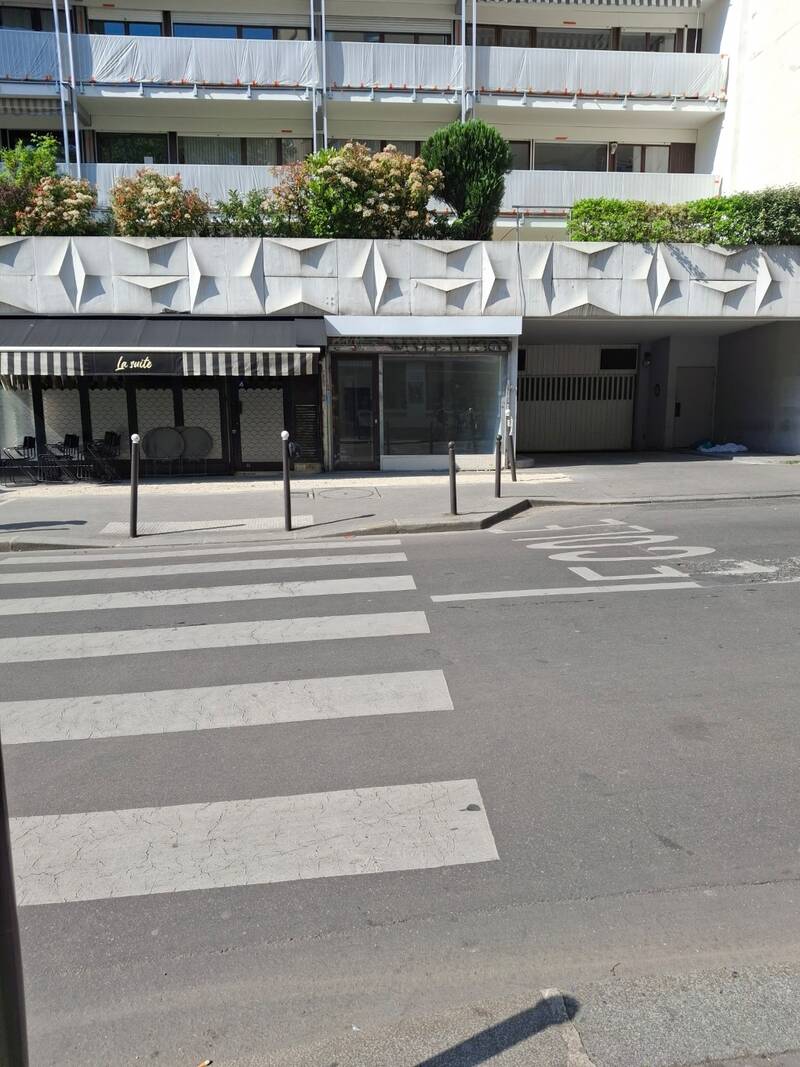 - 2 Boutiques
