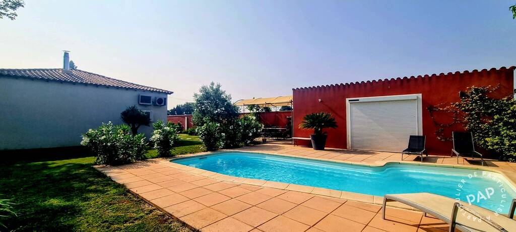 / Villa avec Piscine à Jonquières