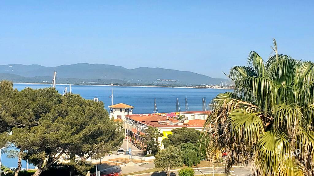 Saint-Raphaël (83), en bord de mer, pour